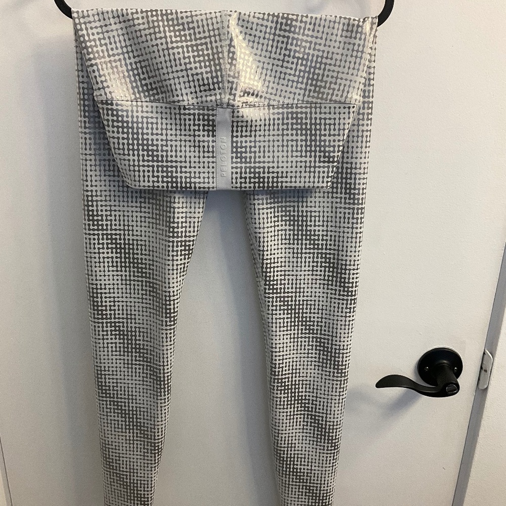 Peloton show up white and silver foil pattern athletic leggings - size medium
